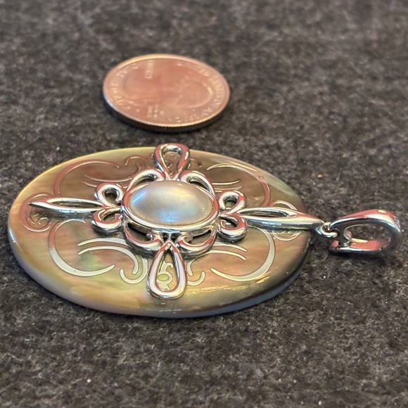 Large oval mother-of-pearl pendant with pearl and silver embellishments - Picture 3 of 5